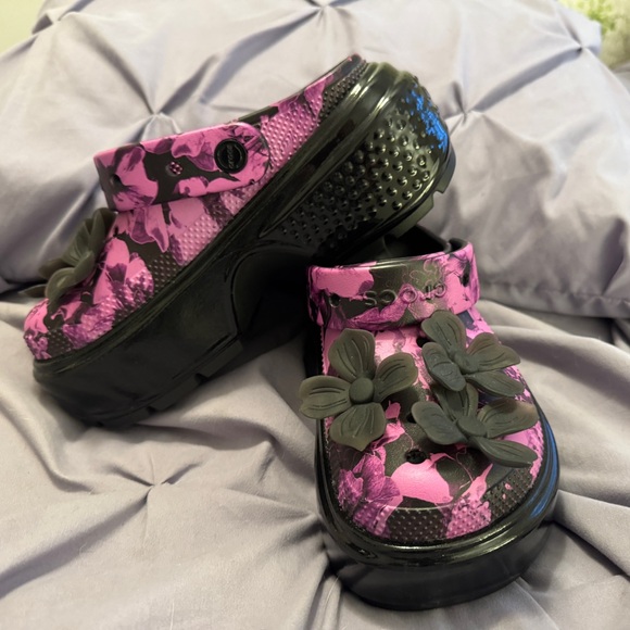 CROCS Stomp Hyper Floral Women's Mules Platform Clogs Black & Purple Flowered W6 - Picture 2 of 4